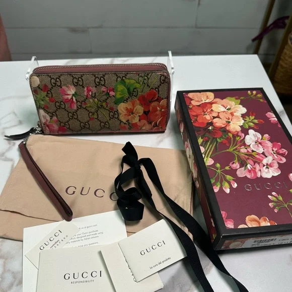 SOLD ❌❌❌ Gucci Bloom Zippy Wallet - Picture 1 of 11